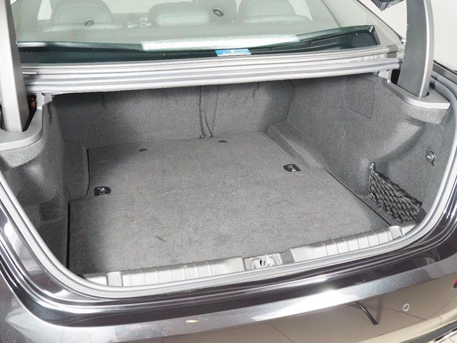 大容量のハッチバックルーム。大型スーツケースや、ゴルフバックなど何でもお任せ。