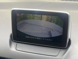 【バックカメラ】駐車時に後方がリアルタイム映像で確認できます。大型商業施設や立体駐車場での駐車時や、夜間のバック時に大活躍！運転スキルに関わらず、今や必須となった装備のひとつです！