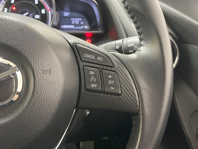 【クルーズコントロール】高速道路もラクラク走行。アクセルを離しても一定速度で走行ができ、長距離運転時の負担を軽減！加速・減速も簡単なスイッチ操作で調整できます。