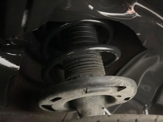 お車を安心してお乗りいただく為には、足回りの定期点検が欠かせません。サービスサポート（有償保証）では無料点検もご提供しており、安心のカーライフをお過ごしいただけるサポート体制が整っています。