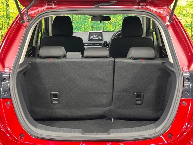 普段のお買い物や通勤、送迎等に十分な荷室スペースを確保しております。セカンドシートを倒すと、大きな荷物の積載も可能です♪
