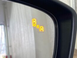 【ブラインドスポットモニタリング】走行中、ドアミラーの死角になりやすい箇所に後続車が接近するとサイドミラー付近に警告を表示、ドライバーに注意喚起をしてくれます。