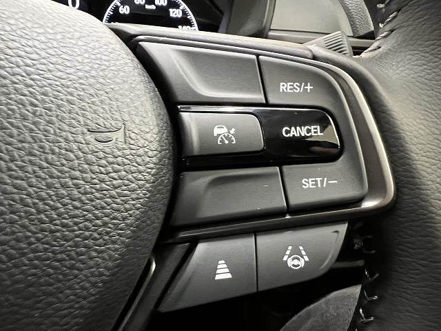 【アダプティブクルーズコントロール】高速走行時に前方のお車を追従してくれるので、長距離ドライブの疲労は大きく軽減されます。