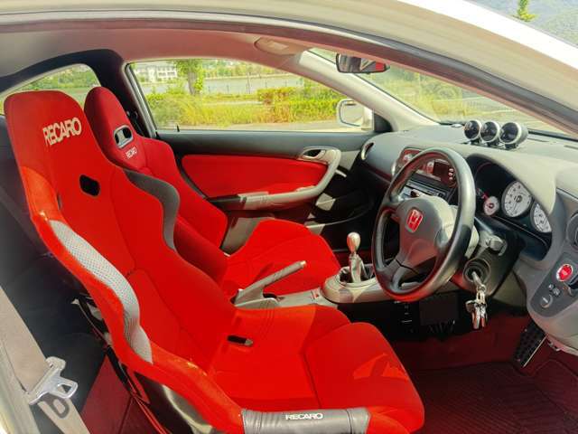 長時間の運転でも疲れにくいレカロシートです！