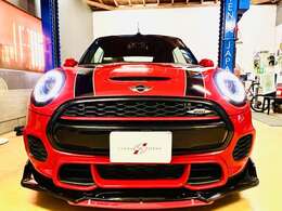 ☆★☆当社にて新品パーツを使用し前後ヘッドライトリング、グリルリングトリムをピアノブラック化しブラックアウトでカッコよく！！