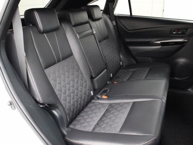 ファブリック+合成皮革(ブラック）のシートが採用されています。前後席間の間隔延長と前席シートバック形状の工夫で、ゆったりとくつろげる後席空間を確保しています。