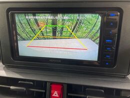 【バックカメラ】駐車時に後方がリアルタイム映像で確認できます。大型商業施設や立体駐車場での駐車時や、夜間のバック時に大活躍！運転スキルに関わらず、今や必須となった装備のひとつです！