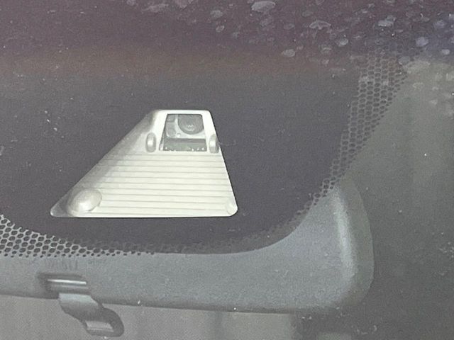 【ホンダセンシング】走行中に前方の車両等を認識し、衝突しそうな時は警報とブレーキで衝突回避と被害軽減をアシスト。より安全にドライブをお楽しみいただけます。