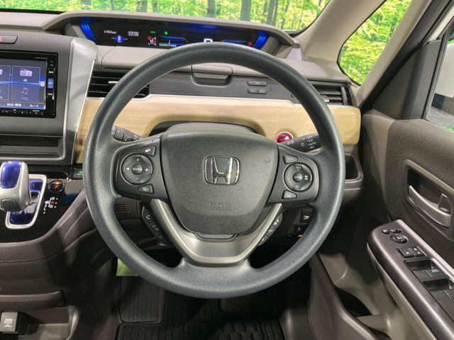 【ステアリングスイッチ】運転中、前方から目線をそらすことなく、オーディオ等の操作が可能な便利機能！安心＆快適なドライブを演出してくれます♪