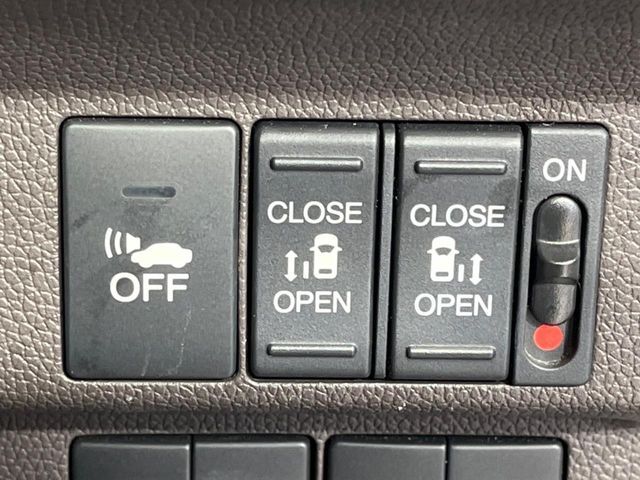 【両側パワースライドドア】スマートキーや運転席のスイッチで後席両側スライドドアの開閉が可能♪電動だから力を入れてドアを開ける必要が無く、小さなお子様でも簡単に開け閉めでき快適です♪