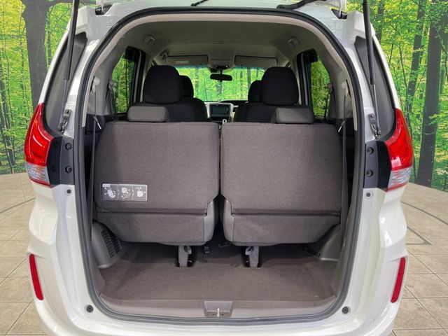 普段のお買い物や通勤、送迎等に十分な荷室スペースを確保しております。セカンドシートを倒すと、大きな荷物の積載も可能です♪