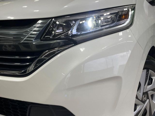 【LEDヘッドライト】悪天候や夜間走行時も良好な視界を確保し安心して運転できる高輝度LEDヘッドライトを装備！点灯速度が早く、消費電力も抑えられています。
