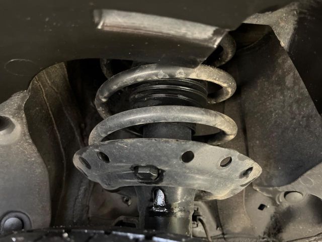 お車を安心してお乗りいただく為には、足回りの定期点検が欠かせません。サービスサポート（有償保証）では無料点検もご提供しており、安心のカーライフをお過ごしいただけるサポート体制が整っています。