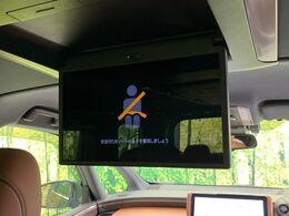 【フリップダウンモニター】大画面モニターで後席でもエンタメをお楽しみいただけます。小さなお子様にも大人気の装備です♪