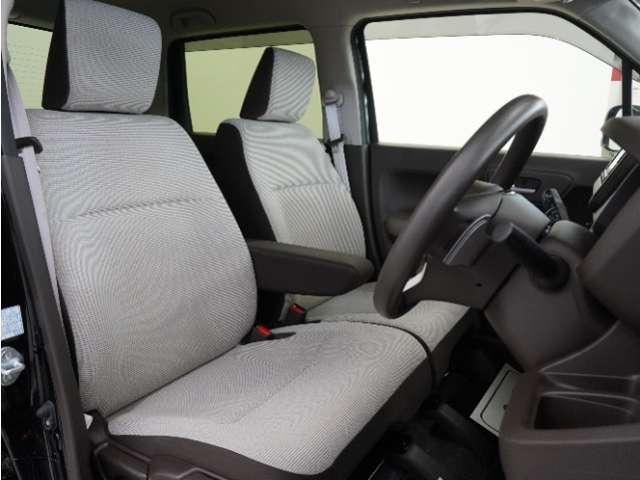 運転席のスペースはゆったりしていて、視界も広く確保されているので普段の運転からロングドライブまで快適です。