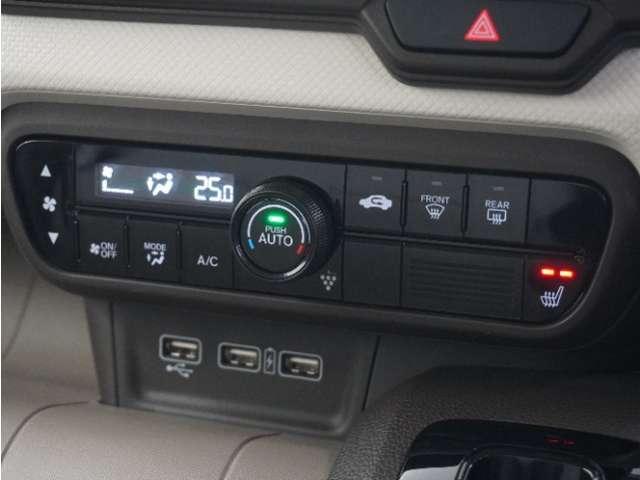 フルオートエアコン搭載で室内の温度は快適です。また運転席に体を直接温めてくれるシートヒーターが装備されていますのでエアコンを強くしなくても快適です。