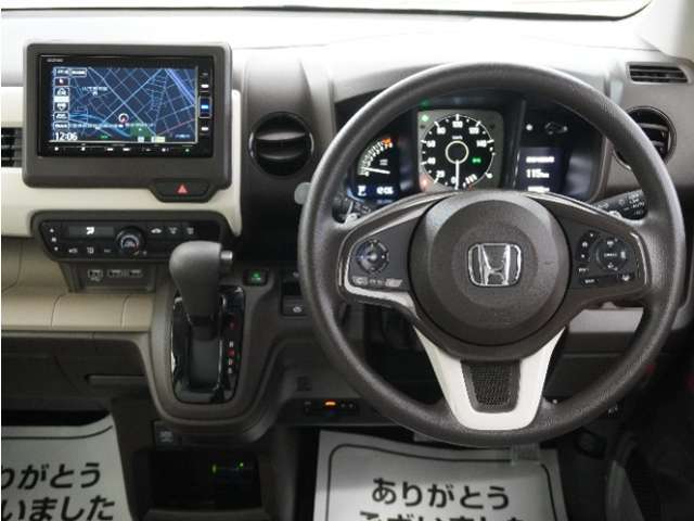 運転にかかわる様々な操作を安全に行えるように視点移動が少なく、操作性に配慮されたスイッチ類が凝縮されたコクピットです。