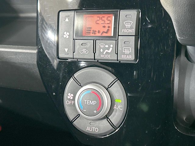 【オートエアコン】一度お好みの温度に設定すれば、車内の温度を検知し風量や温度を自動で調整。暑い…寒い…と何度もスイッチ操作をする必要はありません。快適な車内空間には必須の機能ですね♪