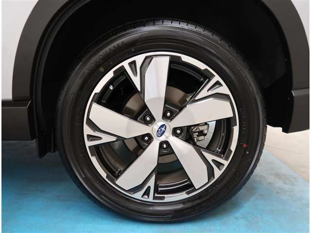 【タイヤ・ホイール】タイヤサイズ225/55R18の純正アルミホイールです。タイヤ溝は約7mmになります。