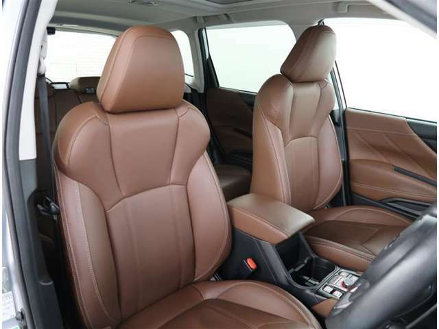【フロントシート】本革仕様の電動フロントシートにはシートヒーターが付いています。