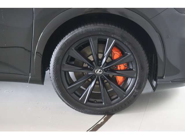 お客様が安全安心にお使いいただくために、納車前にレクサステクニカルショップにて点検整備をさせていただきます。