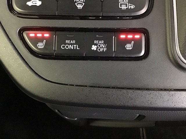 運転席/助手席シートヒーターで寒い日もすぐに温かくなり快適に過ごせます。3段階の温度調整が可能です