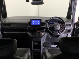 ドライバーを中心に自然に手が届く位置にエアコン、様々な操作スイッチなどを配置、操作性に優れています