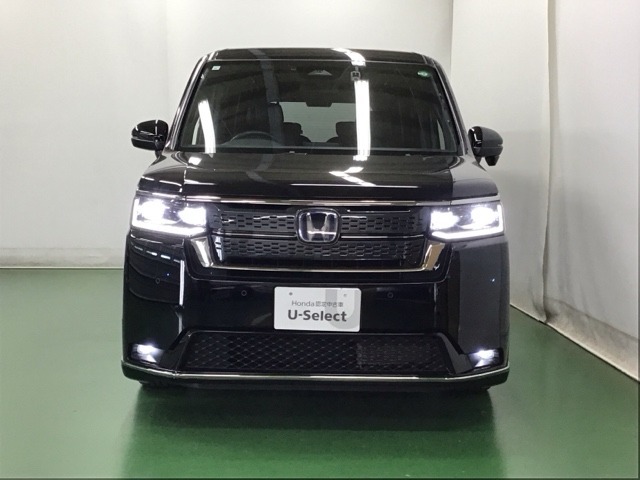 LEDヘッドライトを装備しています。LEDヘッドライトはとても明るく、雨の日や夜間走行も安全・安心です。オートライトコントロール付きで周囲の明るさに応じて自動で点灯・消灯します