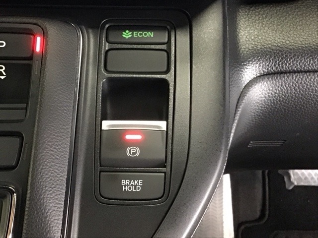 パーキングブレーキはスマートな電子制御式と合わせて渋滞時等にブレーキペダルから足を離しても停車状態を保持してくれるオートブレーキホールド機能で運転が楽になります。スタートはアクセルペダルを踏むだけ