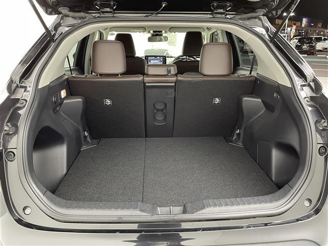 【トランク】積み込みやすくて、たっぷり積める荷室です。シートアレンジできるものは、乗車人数と荷物の量や大きさによってシートを動かすことができるので、より快適なドライブが可能です！