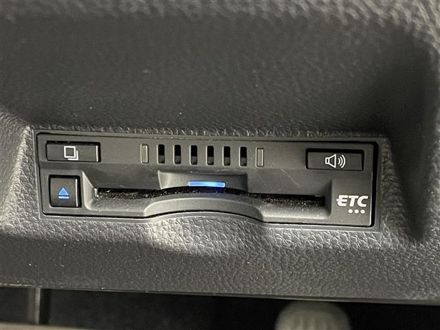 【ETC】有料道路を利用する際に料金所で停止することなく通過できる、ETC車載器（ノンストップ自動料金収受システム機器）が装備されています。セットアップを行うことで利用可能になります。