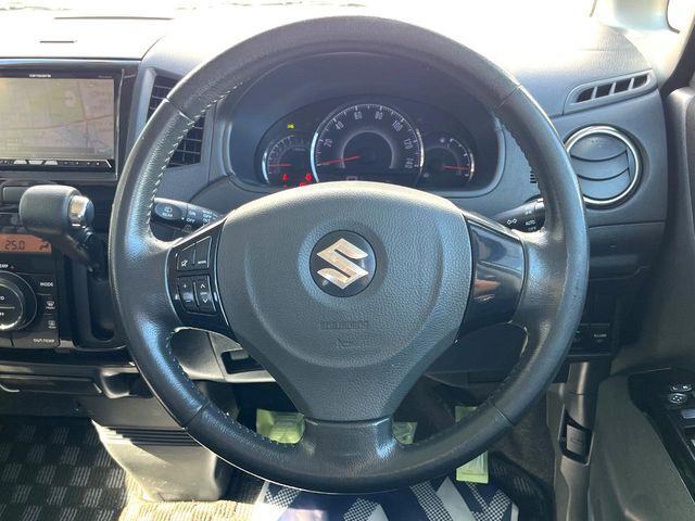 【純正革巻きステアリング】上質な革を使用することで、手にしっかり馴染みとても運転しやすいハンドルです♪