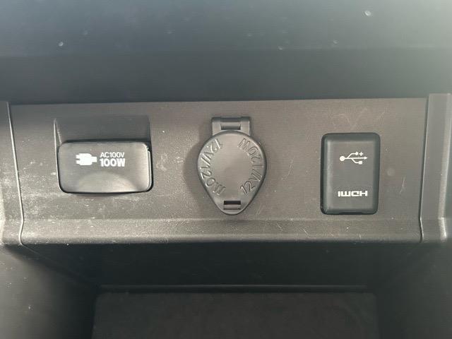 【シガーソケット（12V電源）】車内から電源を取る際に活用します。