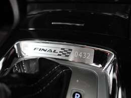 シフトレバー奥には、シリアルナンバー入りプレートを装備