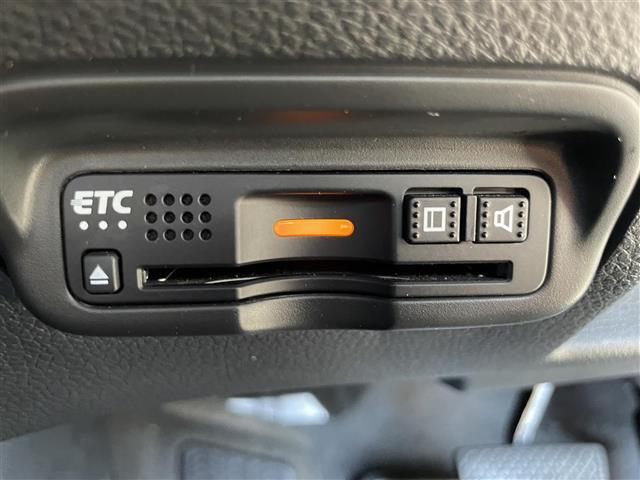 【ETC】有料道路を利用する際に料金所で停止することなく通過できる、ETC車載器（ノンストップ自動料金収受システム機器）が装備されています。セットアップを行うことで利用可能になります。