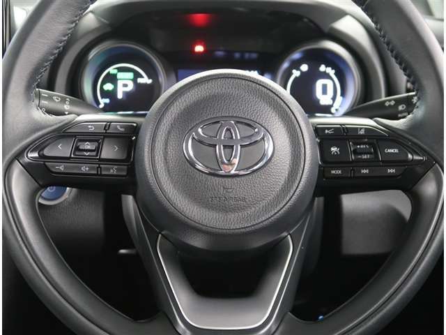 【機能】ステアリングにはオーディオ操作が可能なスイッチとクルーズコントロール機能が付いています。