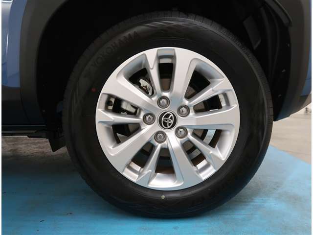 【タイヤ・ホイール】タイヤサイズ205/65R16の純正アルミホイールです。タイヤ溝は約7mmになります。
