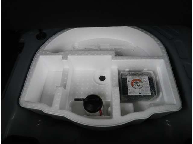 【トランク】フロア下には収納スペースとパンク修理キットがあります。