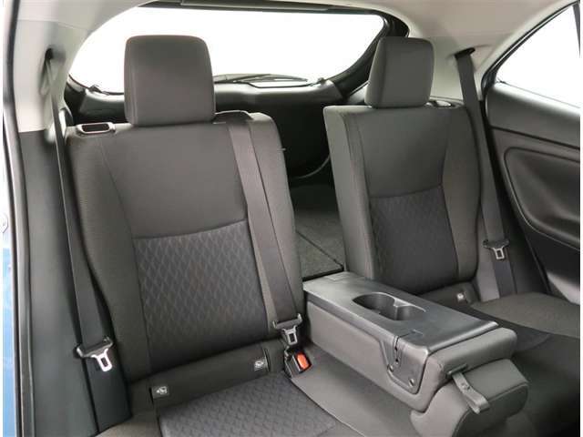 【リヤシート】リヤシートには可倒式のアームレストやドリンクホルダーが付いています。