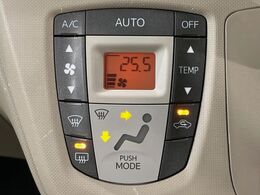 【オートエアコン】一度お好みの温度に設定すれば、車内の温度を検知し風量や温度を自動で調整。暑い…寒い…と何度もスイッチ操作をする必要はありません。快適な車内空間には必須の機能ですね♪
