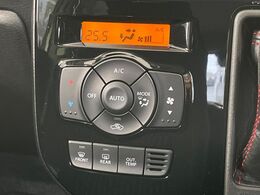 【オートエアコン】一度お好みの温度に設定すれば、車内の温度を検知し風量や温度を自動で調整。暑い…寒い…と何度もスイッチ操作をする必要はありません。快適な車内空間には必須の機能ですね♪