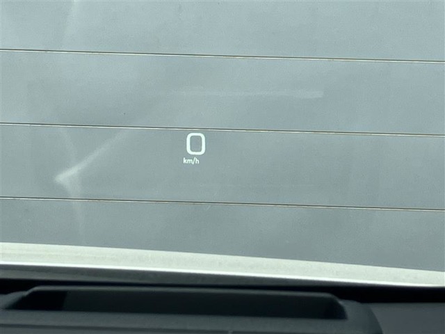 運転席ガラス部分にスピードやナビゲーション表示するヘッドアップが搭載されています。
