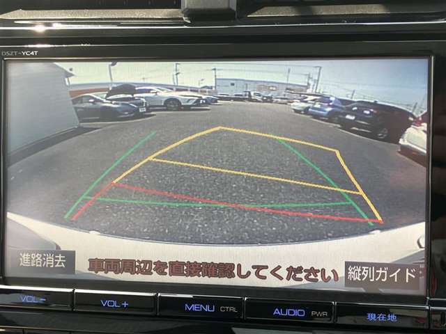 【バックガイドモニター】ハンドルを切ると車の進行方向にガイド線が動きます！車庫入れの際にあると嬉しいですよね♪