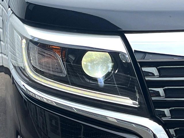 【LEDヘッドライト】悪天候や夜間走行時も良好な視界を確保し安心して運転できる高輝度LEDヘッドライトを装備！点灯速度が早く、消費電力も抑えられています。