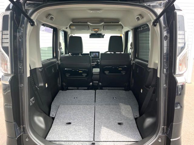 普段のお買い物や通勤、送迎等に十分な荷室スペースを確保しております。セカンドシートを倒すと、大きな荷物の積載も可能です♪