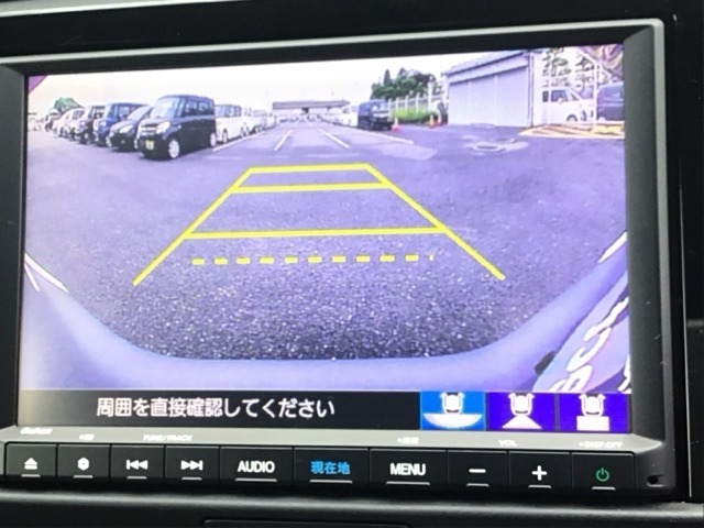 ガイド線表示機能付きのバックカメラで、バックでの車庫入れも安心です。