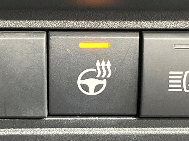 【ステアリングヒーター】冬場に冷たくなりやすい革巻きステアリングを、スイッチ一つで素早く適温に！エアコンよりも早く温まってくれるので、寒い日の運転も快適になりますね♪