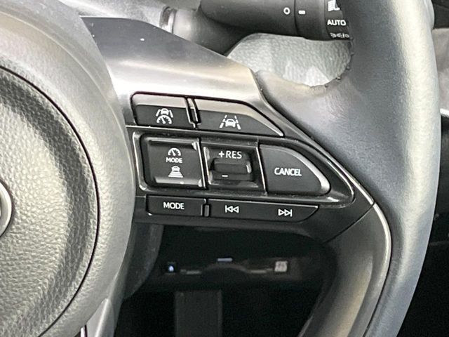 【レーダークルーズコントロール】高速道路での長距離走行が楽に！！自動で速度を保つクルーズコントロールが、衝突軽減システムと連携し、前方の車両を感知して車間を保つように速度調節してくれます！！