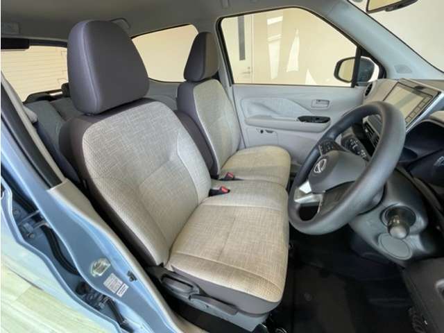 車内が明るく広く感じるベージュ色。