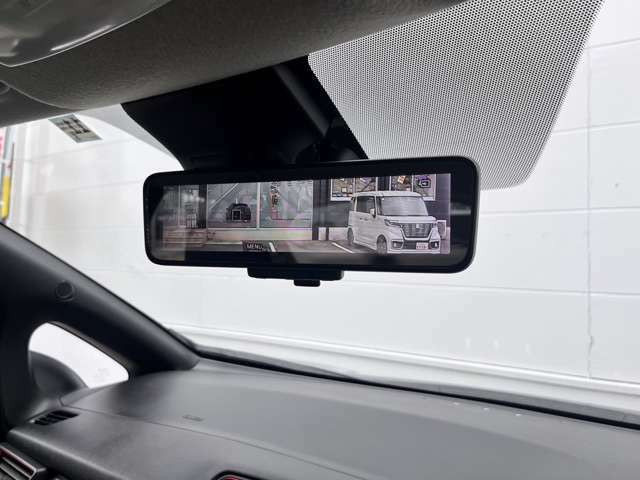 【インテリジェントルームミラー】車両のリヤガラスに設置されたカメラを通して後方映像をルームミラーへ映し出します。乗員や荷物、ヘッドレストに干渉されずにクリアな視界を確保出来ます♪